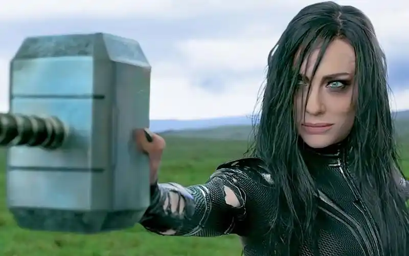 海拉看着雷神都笑了你姐姐玩这锤子的时候你在哪儿都不知道呢