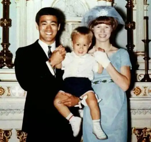 李小龙去世48年了儿子28岁时离奇早逝唯一的女儿现在怎样了