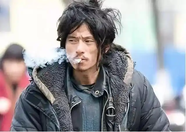 网红流浪汉家门已被层层包围 有主播差点当众表演吃垃圾