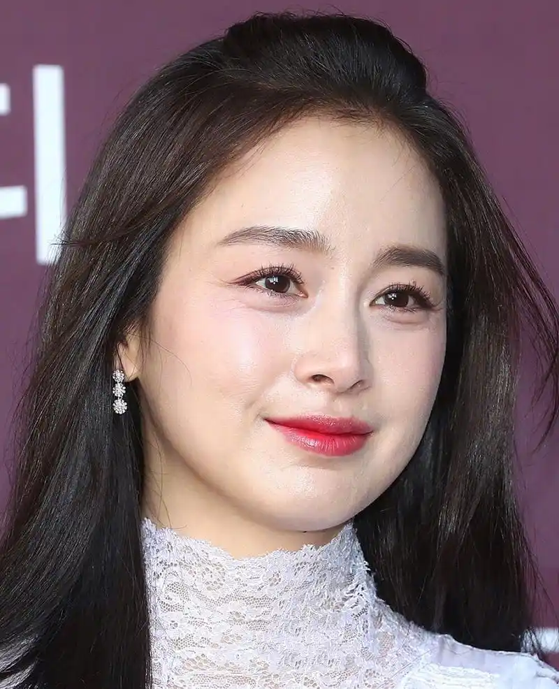 金泰熙产后高调回归,身穿白衬衫气质高雅,难怪被称为天然美女