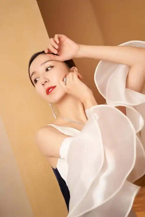 简介:娄艺潇开叉礼服性感妩媚写真,分享一组娄艺潇图片给大家,图中的