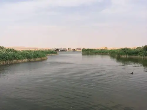 月亮湖的沙漠也属于腾格里沙漠,如果说宁夏及周边的沙漠景色哪个更