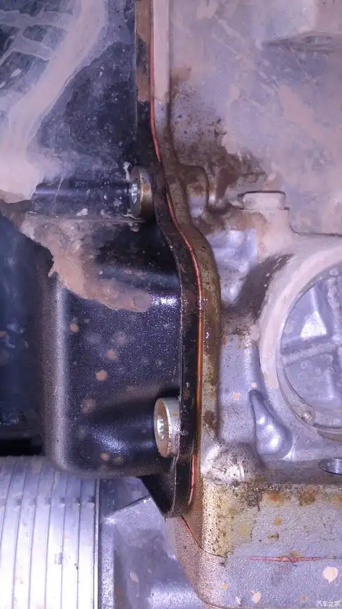 发动机变速箱接缝处曲轴油封渗油