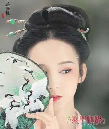 女生中分古装盘发发型