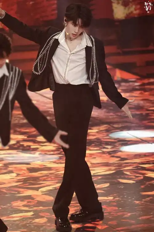 张真源超话indevilbeauty超话定制系列西装衬衫盛装出席#湖南卫视中秋