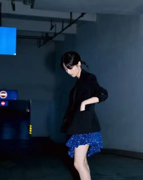 考北电第三名的张子枫穿吊带裙配西装气质不同瞬间成熟了不少