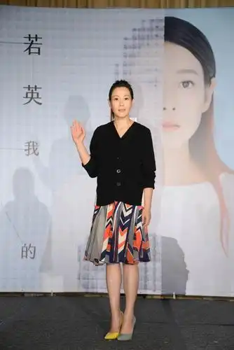 刘若英现身音乐节穿的廉价上衣搭百褶裙身材像水缸一样