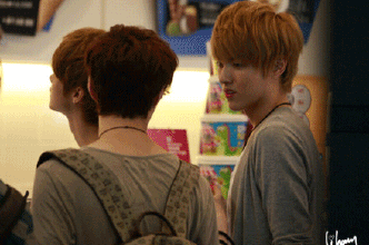 帅哥勾肩搭背背包背影gif动图_动态图_表情包下载_soogif