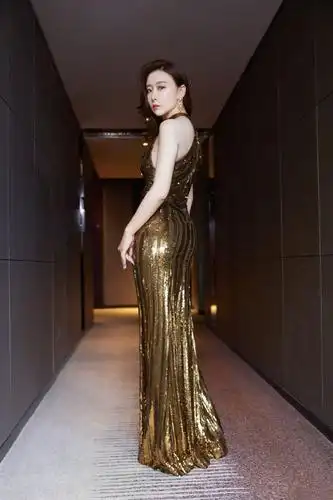 《丑女无敌》中的裴娜,38岁身材依旧傲娇,穿起礼服裙十分亮眼