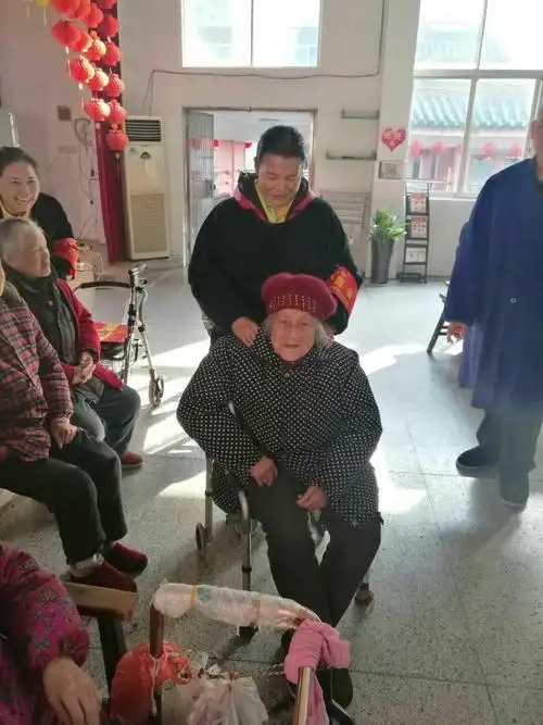 12月26日江苏宜兴川埠课堂战友们来到丁蜀镇敬老院为老人们服务