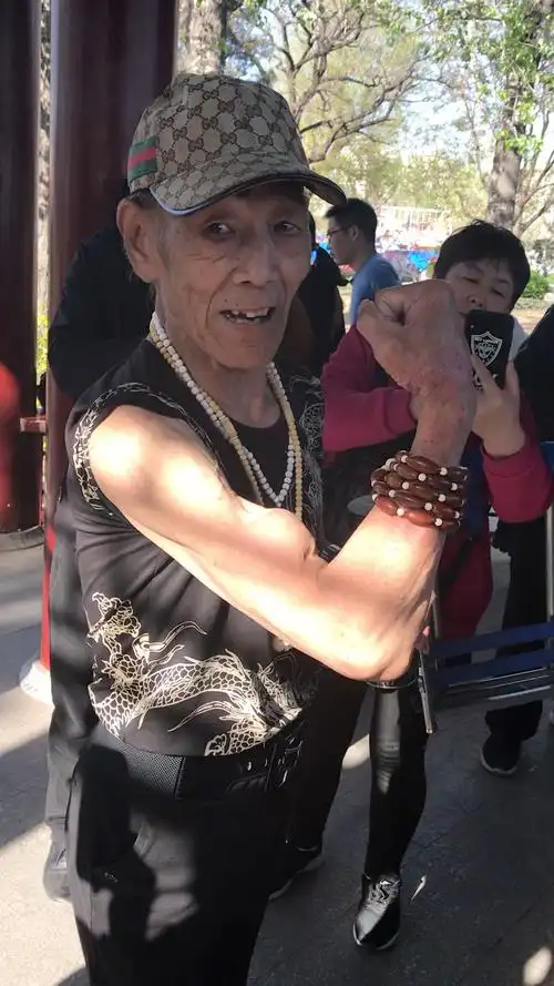 80岁网红张大爷秀肌肉身体健康