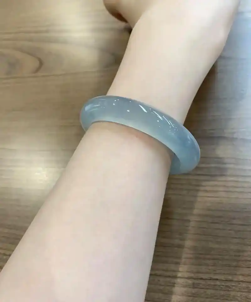 白冰白月光翡翠手镯.#创作灵感 听说有人把白冰翡翠叫做白月光 - 抖音