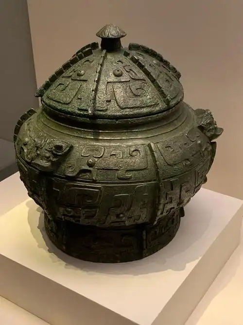 青铜瓿(bu第四声)   商王武丁时期,1976年河南安阳殷墟妇好墓出土