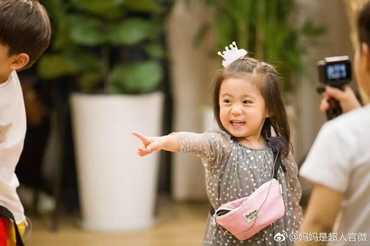 贾静雯女儿咘咘长大成这样啦!