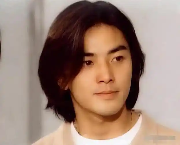 在2世纪80和90年代的港台娱乐界,当时的男性明星,尤其是摇滚歌手,非常