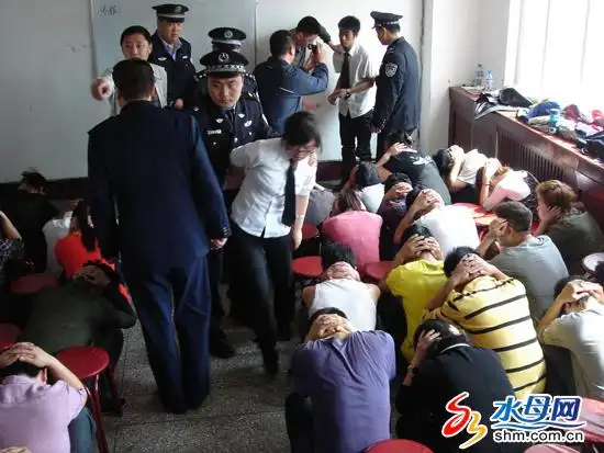 传销团伙唱着发财歌被抓