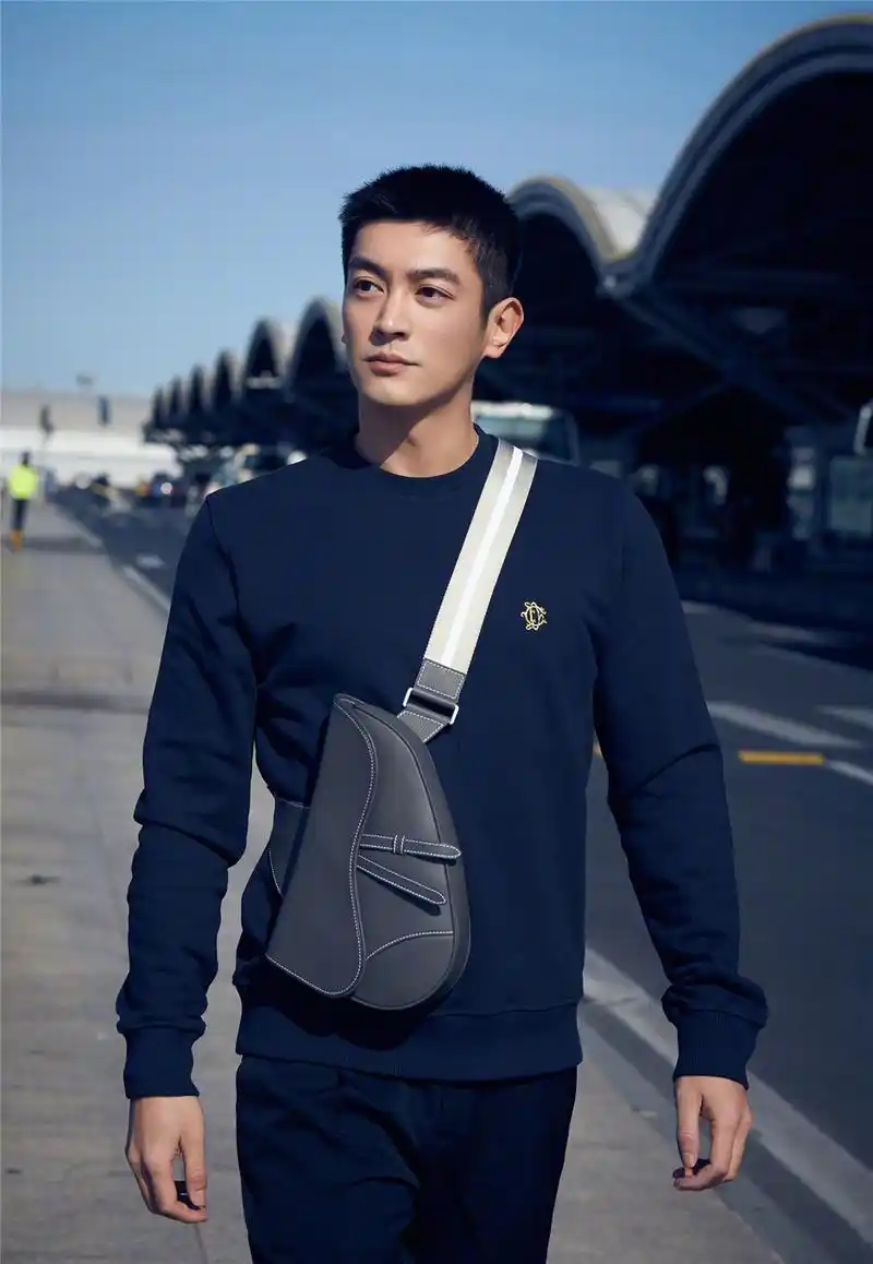 霍思燕杜江秀起恩爱不得了,黑衣酷帅白衣清爽,嗯哼也被虐一脸