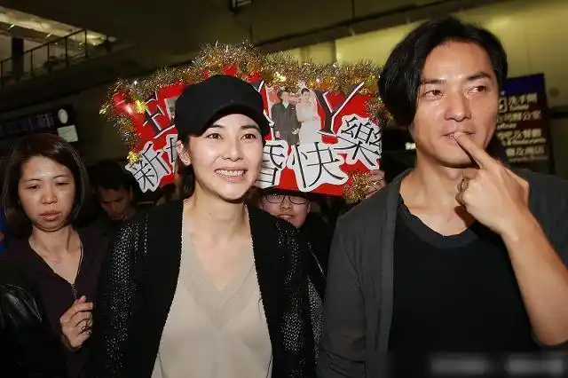 蒙嘉慧郑伊健海上游玩,划皮划艇默契十足,相爱14年如热恋般甜蜜