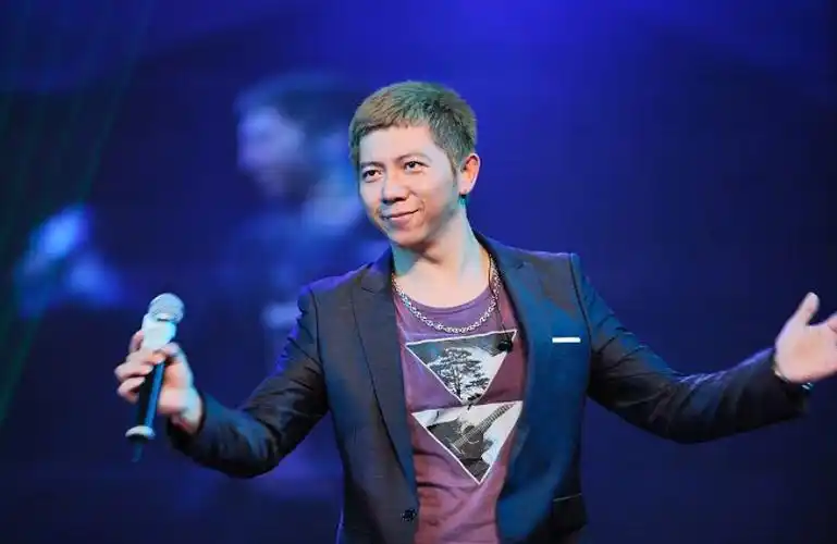 胡海泉亲自在国外采购口罩机场召集同胞托运