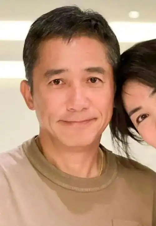 王菲梁朝伟再合体!刘嘉玲不介意天后靠老公肩膀,年过半百仍俏皮