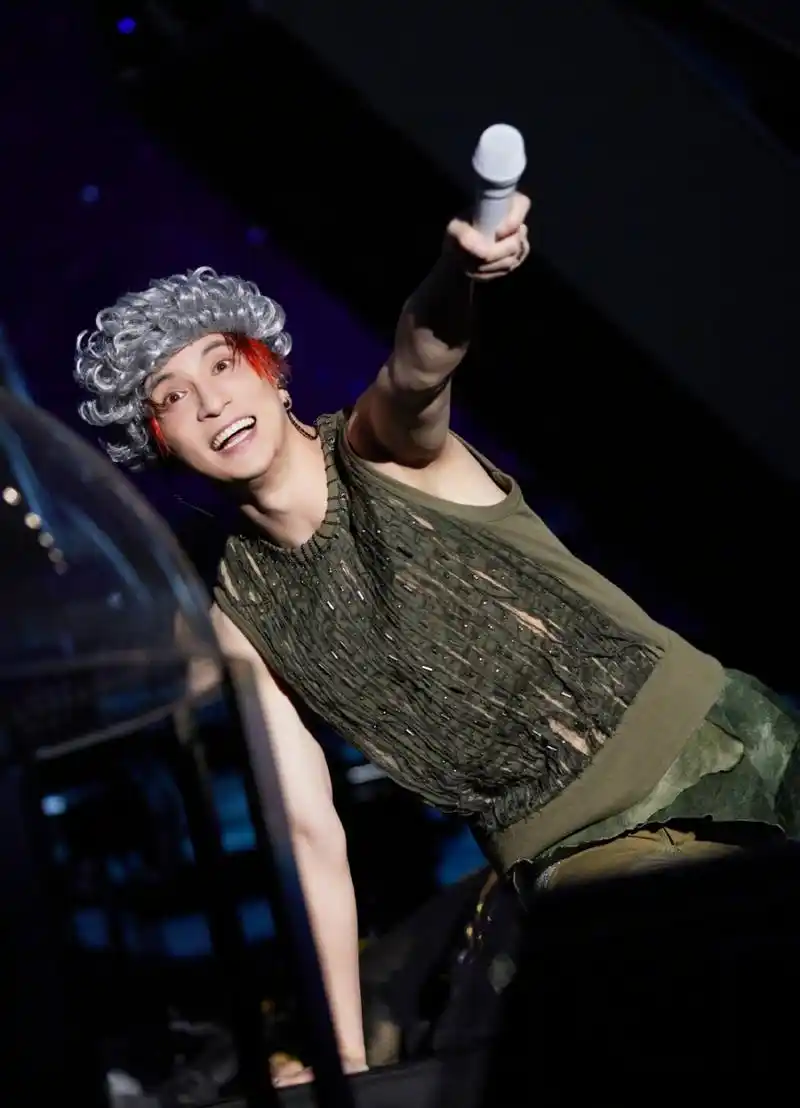 薛之谦坐路边吃雪糕#昨晚薛之谦演唱会结束后,分享台上台下随拍照