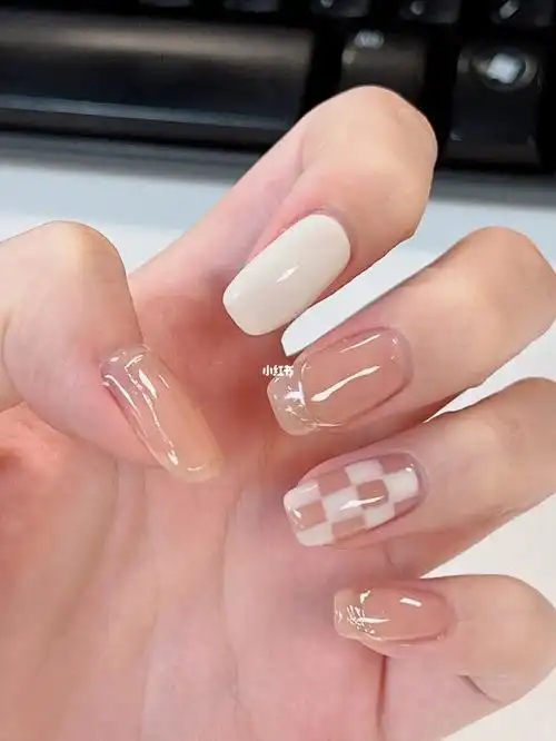 美甲分享白色棋盘格太适合夏天啦