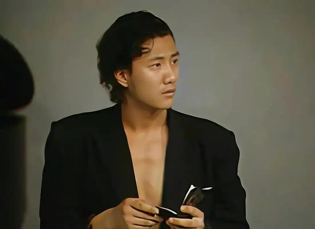 年轻时的胡军身材健硕,肌肉遒劲,五官立体,线条硬朗,是个健美英俊的