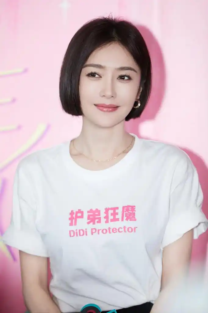 秦岚短发造型出席《芳心荡漾》见面会 与王子异人形玩偶互动