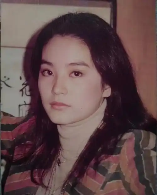 林青霞刚出道时罕见旧照曝光,天然美女清纯可人