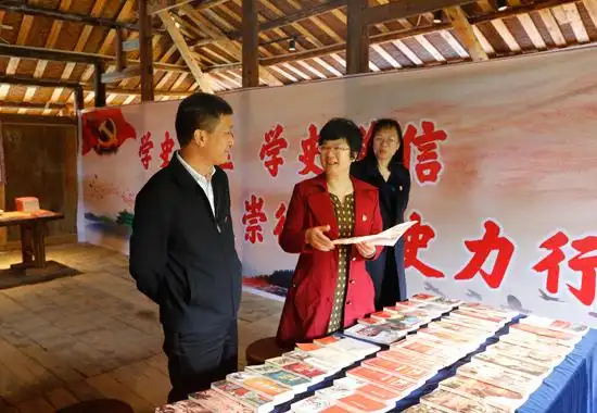 100多名党员干部和群众手持党旗共唱红歌,为建党百年献礼,在嘹亮的