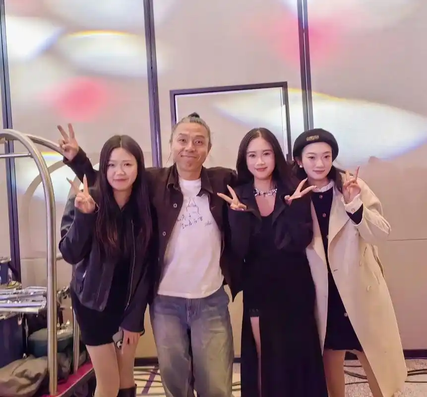 痛仰乐队#主唱高虎#萨菲娜  和虎哥合影77签名啦～ 在白木 - 抖音