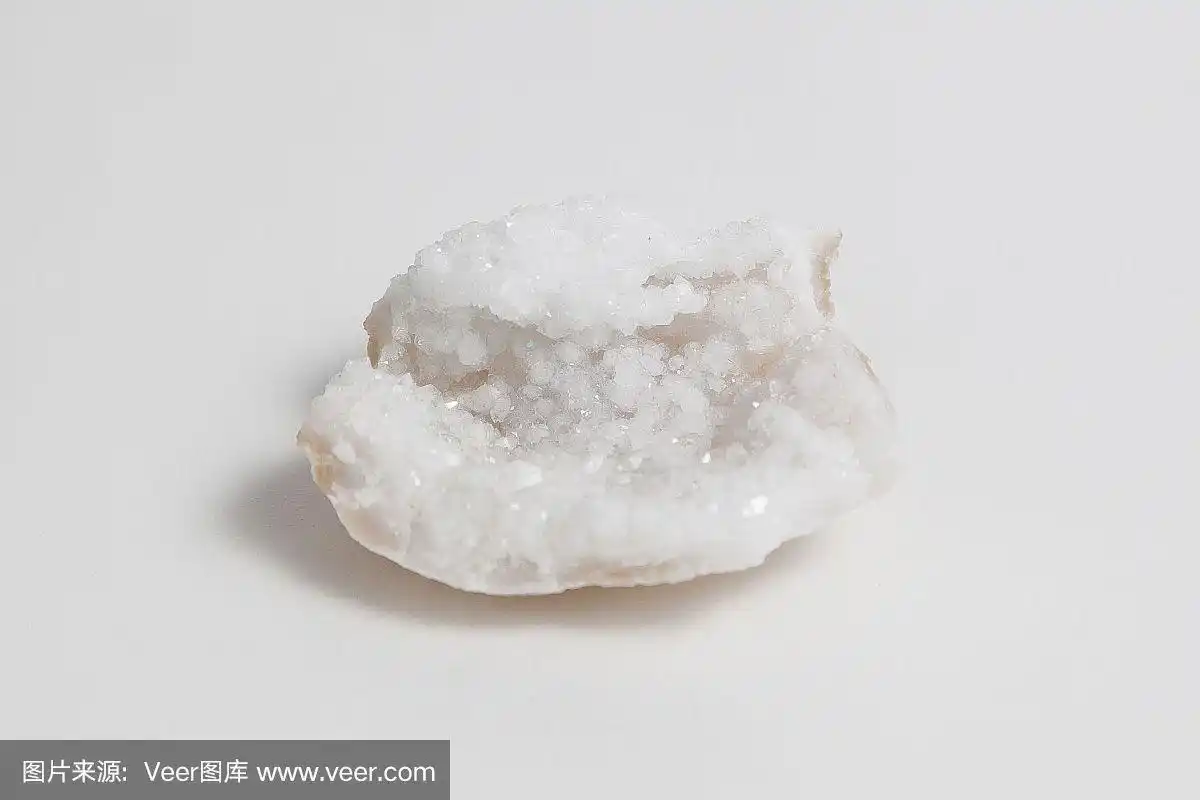 在白色背景上的矿石乳白色石英.