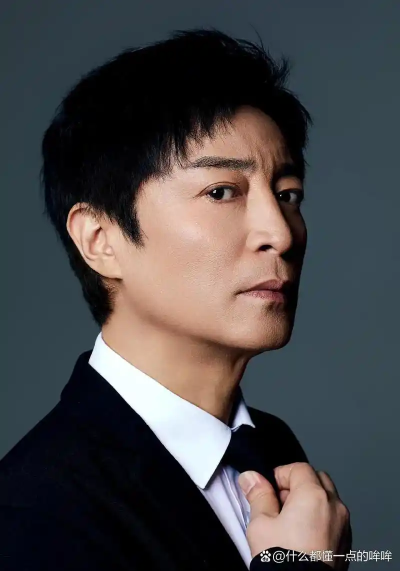 坚韧与幸福并存的人生 何中华,一位在荧幕上常展现英勇形象的演员,其