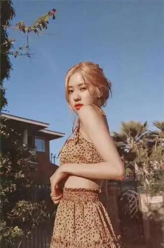 名媛rose朴彩英,身穿果色一字裙,被称作"团里唯一的女孩子"