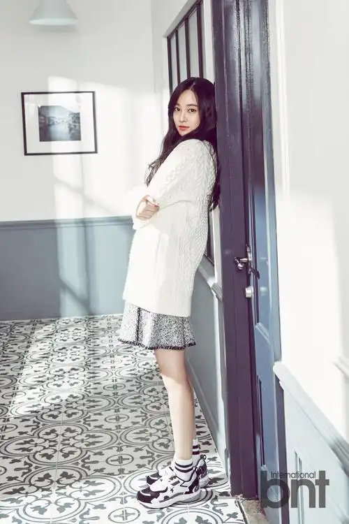 演员李珠妍拍写真 干净白毛衣展曼妙清纯美