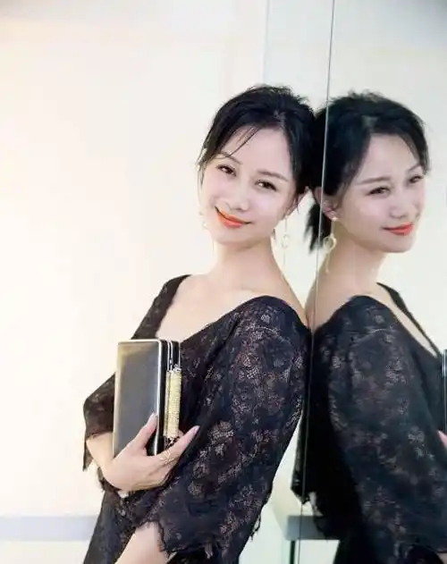 还记得为倪虹洁做广告的婷美内衣模特吗?