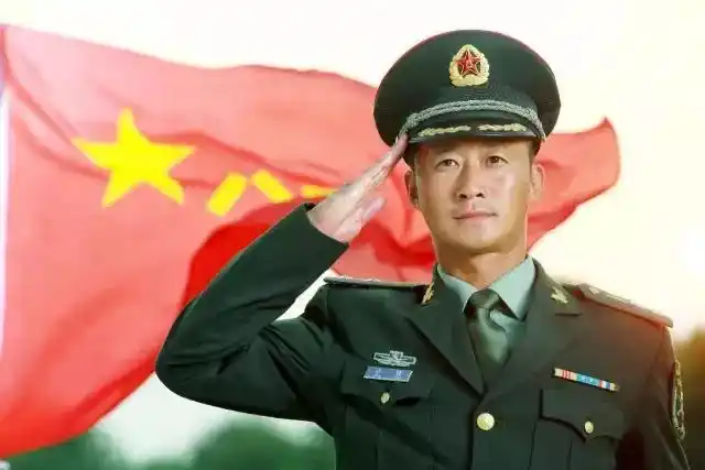 军礼的动作标准是什么,军礼标准敬礼手势要求(今年"七夕"不收礼)