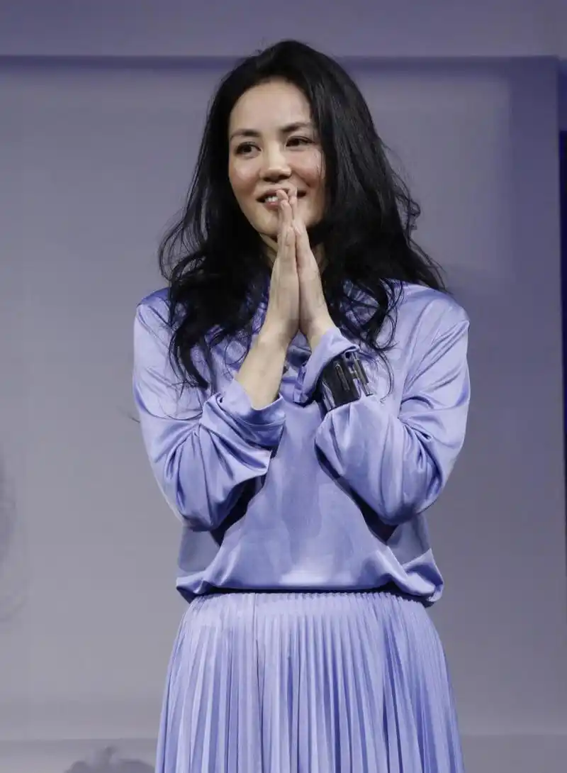 王菲长卷发造型太有女人味!穿淡紫色look套装温婉高贵,优雅精致