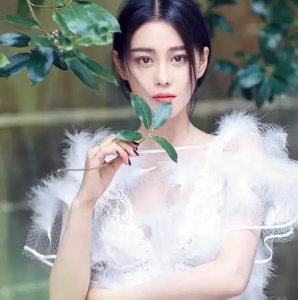 张馨予身着深色西装御姐范十足,蹲地也霸气!