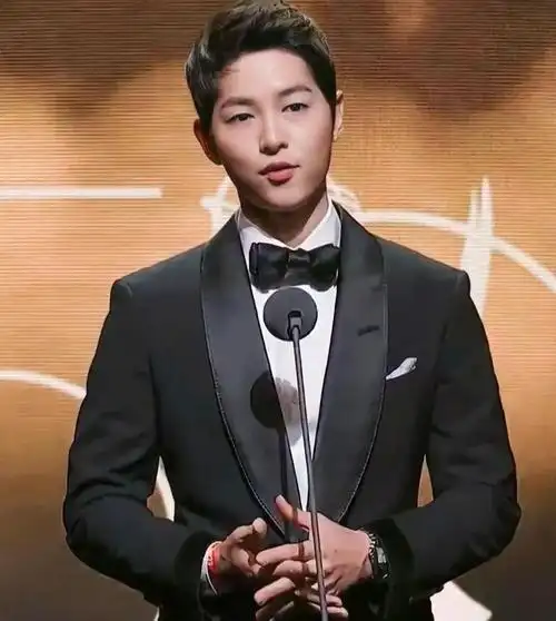 宋仲基现身海外宣传新剧,百位粉丝顶高温捧场,37岁仍像18岁少年