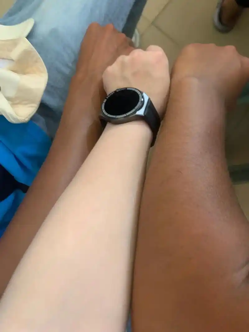 晒黑 #小胖手出击      我自己也不相信是骑手,晒不黑 - 抖音