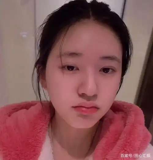 赵露思晒出了自己的一段卸妆的视频,不得不说,赵露思对于自己的素颜是