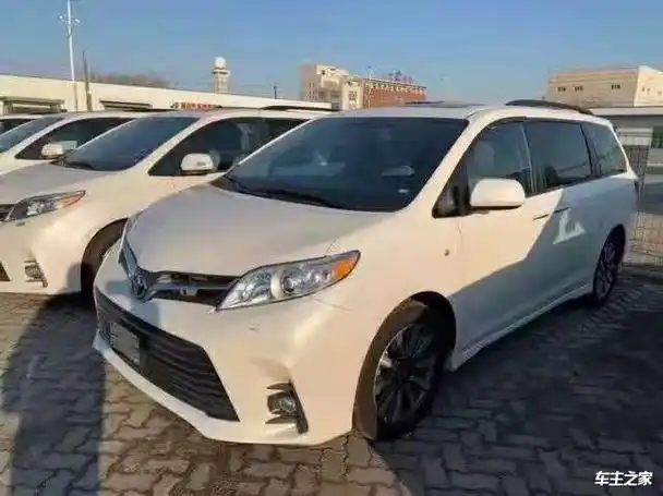 22款丰田塞纳配置方面也十分丰富,环车影像,抬头显示,自适应巡航系统