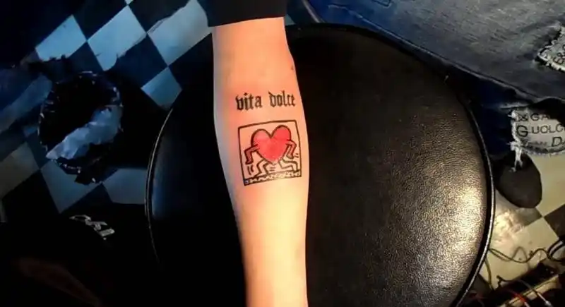 权志龙后颈上的天使图案纹身