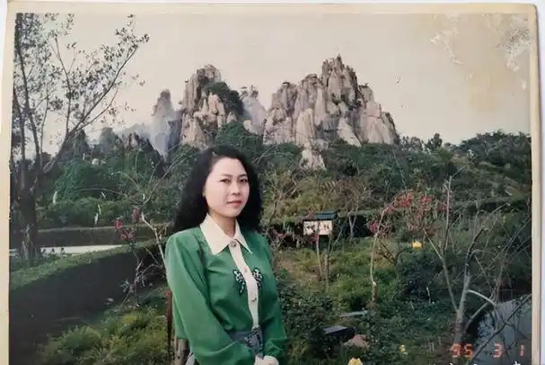 这是一组九十年代拍摄的女性老照片.