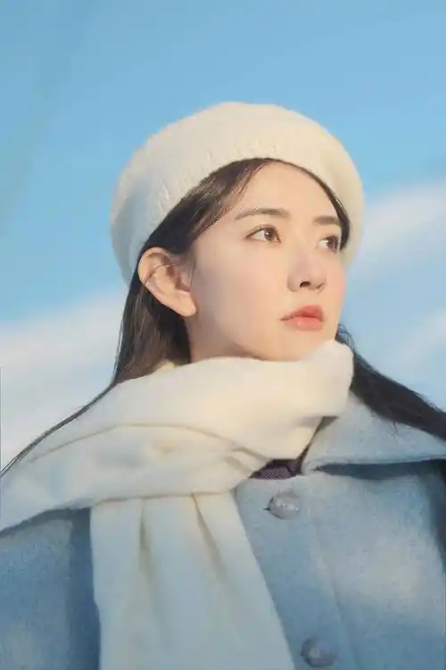 梁洁冬日氛围感大片 穿蓝色大衣戴贝雷帽笑容甜美温柔 清新治愈