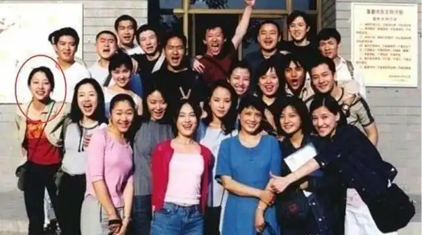 她和陈坤,黄晓明,赵薇都是同班同学,大家同窗共读,关系亲密.