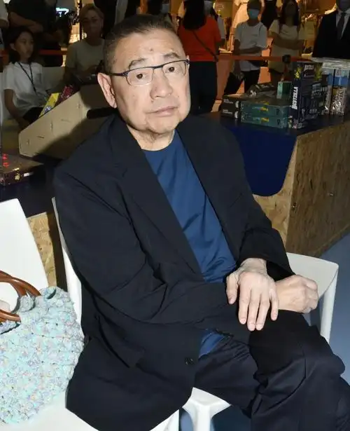 刘銮雄甘比一家五口首度公开亮相,大刘罕见露出笑容