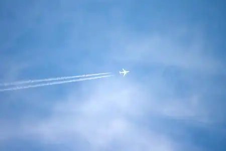 喷气式飞机在蔚蓝的天空照片