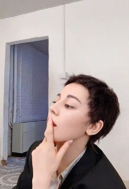 周冬雨新发型闪瞎眼女星寸头造型谁更强